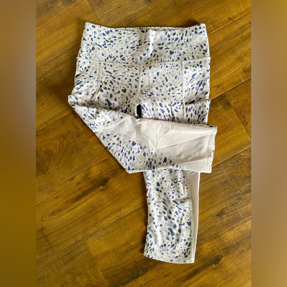 Athleta Women’s White and Blue Spotted Cropped leggings Size Small
